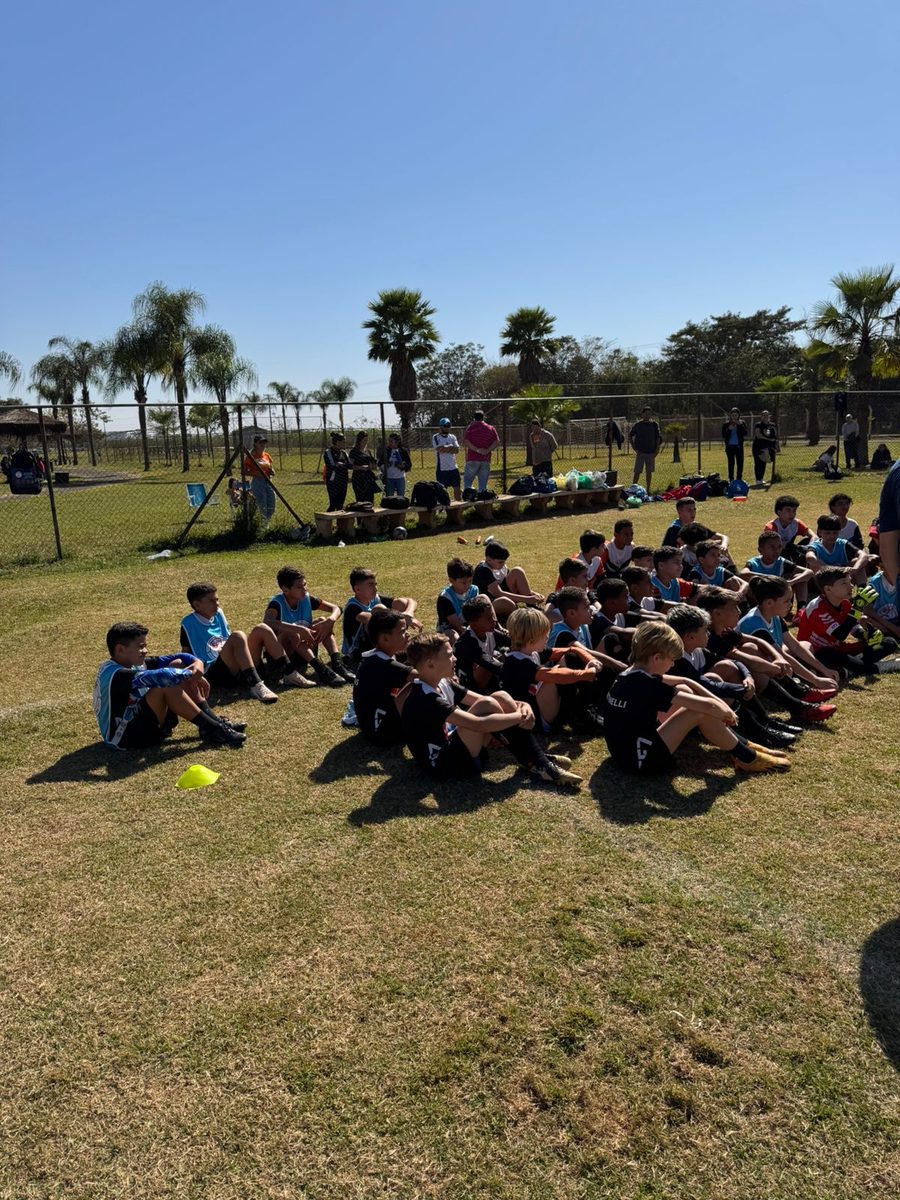 Crianças reunidas no campo